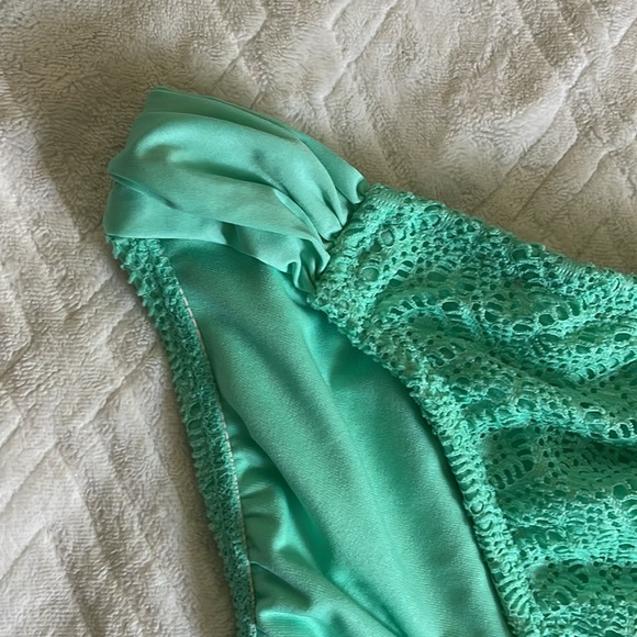 Bikini - Picture 7 of 10